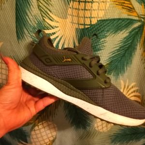 Women's size 7 hunter Green puma sneakers